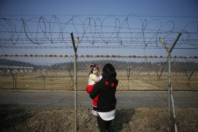 Največ beguncev je prebegnilo iz Severne v Južno Korejo po veliki lakoti, ki je sledila dve leti po smrti Kim Il Sunga leta 1994. FOTO: Kim Hong-ji/Reuters
