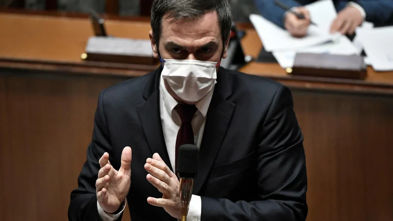 Fotografija: Francoski minister za zdravje Olivier Véran v narodni skupščini. FOTO Stephane De Sakutin/Afp