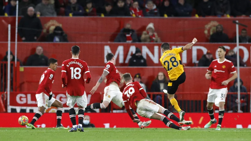 Fotografija: Joao Moutinho (v rumeni opravi) je v 82. minuti spravil na kolena obrambo Manchester Uniteda. FOTO: Phil Noble/Reuters