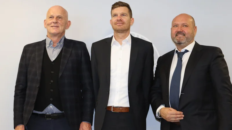 Fotografija: Simon Rožman (v sredini) ob generalnemu direktorju Valeriju Kolotilu (desno) in predsedniku Milošu Rovšniku. FOTO: NK Celje