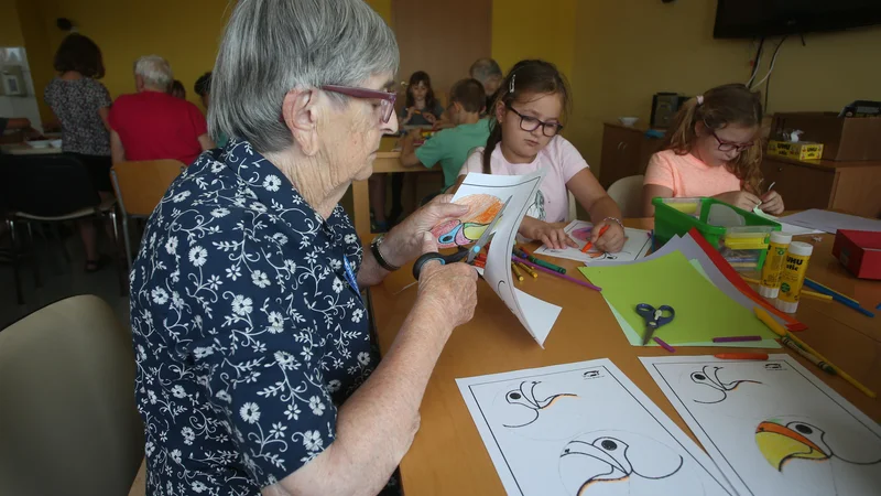 Fotografija: Ne glede na vrsto otrokove stiske je vloga starih staršev podobna, to je, da mu ponujajo varen prostor, kjer se otrok čuti sprejetega in slišanega. FOTO: Tadej Regent/Delo
