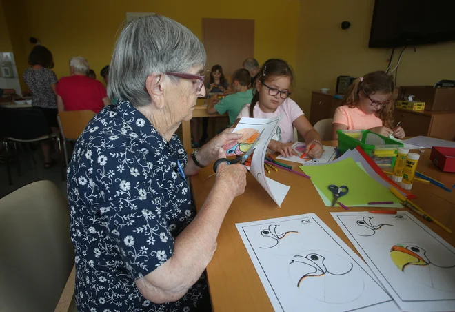 Ne glede na vrsto otrokove stiske je vloga starih staršev podobna, to je, da mu ponujajo varen prostor, kjer se otrok čuti sprejetega in slišanega. FOTO: Tadej Regent/Delo