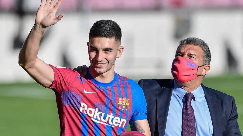Fotografija: Španski reprezentant Ferran Torres (levo) je prvi veliki kapitalec Barcelone po razkritju velike denarne luknje, ki jo zdaj poskuša zakrpati vodstvena zasedba pod taktirko predsednika kluba Joana Llpoarte. FOTO: Pau Barrena/AFP