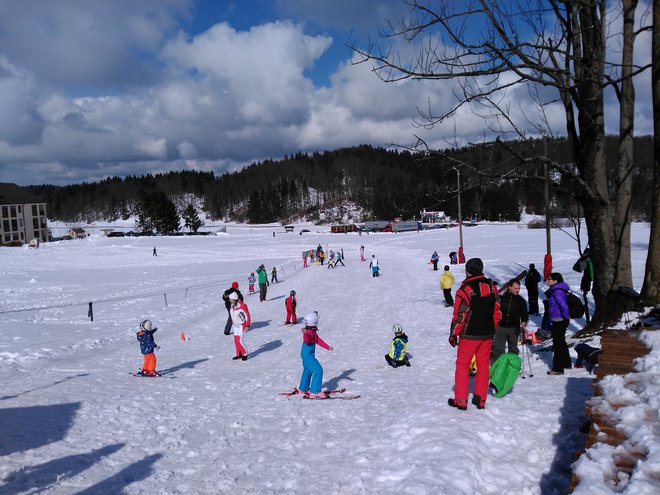 Vsako sezono je na črnovrškem smučišču veliko povpraševanja po smučarski šoli. FOTO: Arhiv Ski Bor Črni Vrh
