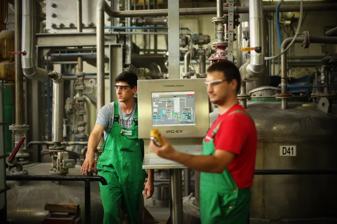 Kočevska družba Melamin je proizvajalec smol za papirno in gradbeno industrijo ter impregniranih dekorativnih papirjev za pohištveno industrijo, dobavljajo pa tudi gumarskim proizvajalcem in proizvajalcem barv, FOTO: Jure Eržen/Delo

