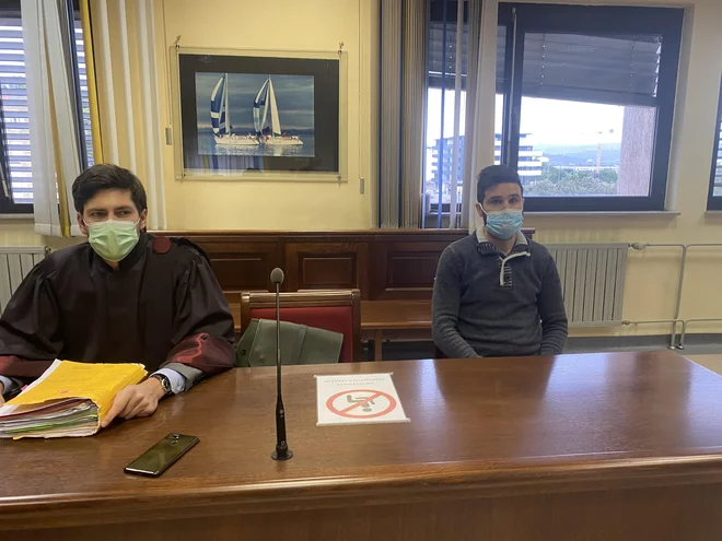 Odvetnik Miha Lipej in tožnik Klemen Švigelj menita, da ni bilo poskrbljeno za varnost. FOTO: Moni Černe
