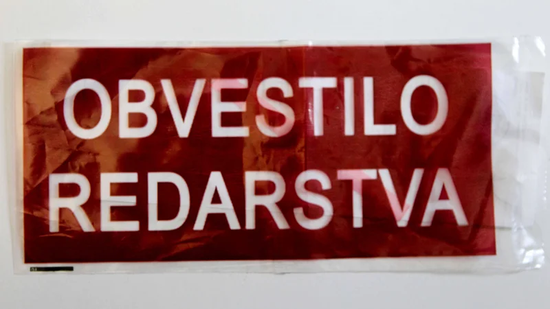Fotografija: Kljub vsemu so lastnike vozil v Ukancu ob vrnitvi k vozilu pričakala obvestila redarjev zaradi nepravilnega parkiranja. Foto Igor Mali/Slovenske novice