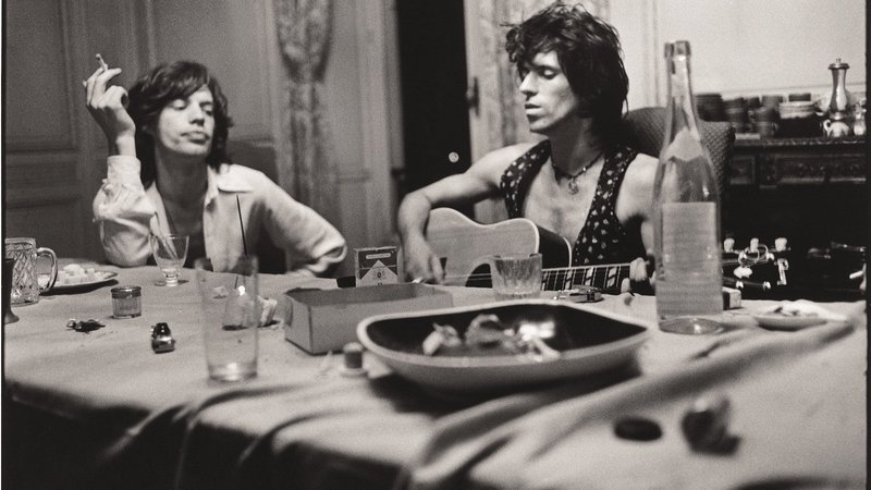 Fotografija: Mick Jagger in Keith Richards v vili Nellcôte na francoski Azurni obali. Foto arhiv studia
