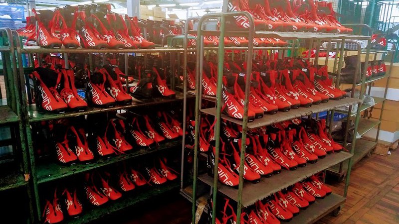 Fotografija: Čevlji za smučarski tek so med najboljšimi prodajnimi aduti podjetja. Foto Alpina Žiri
