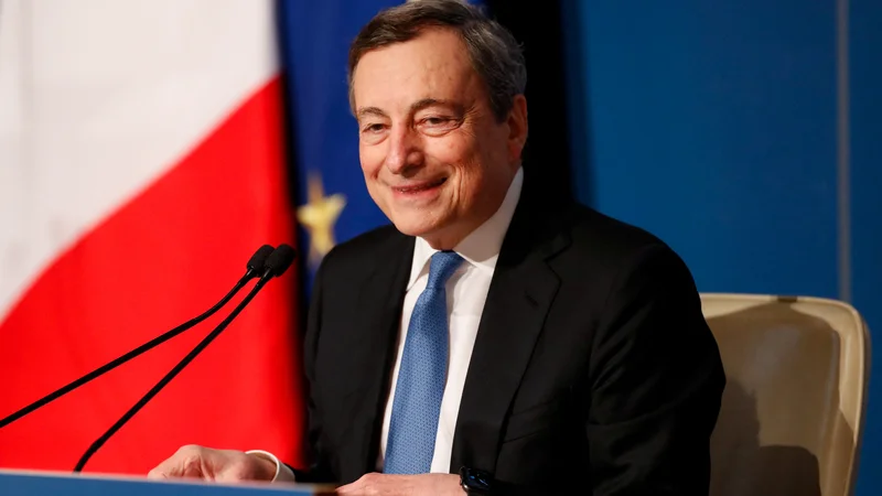 Fotografija: Veljalo je, da bo Draghi, če se tako odloči, samodejni zmagovalec, a premier doslej še ni rekel, da hoče, pa tudi ne, da noče biti predsednik. FOTO: Remo Casilli/Reuters