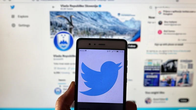 Fotografija: Uradni vladni twitter profil ima približno 96.000 sledilcev, koalicija Kul in potencialna »vlada v senci« pa profila nimata, precej manj sledilcev imajo tudi opozicijski voditelji. FOTO: Blaž Samec/Delo