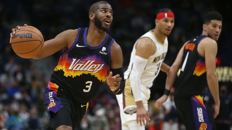 Chris Paul prodira ob Joshu Hartu v New Orleansu. FOTO: Chuck Cook/USA TODAY Sports