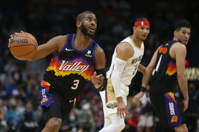 Chris Paul prodira ob Joshu Hartu&nbsp;v New Orleansu. FOTO: Chuck Cook/USA TODAY Sports
