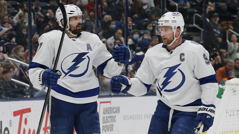 Fotografija: Alex Killorn (št. 17) proslavlja po zadetku v dvorani Nationwide Arena v Ohiu. FOTO: Russell LaBounty/USA TODAY Sports