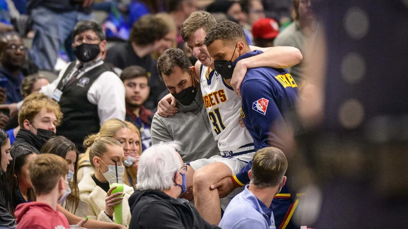 Fotografija: Vlatku Čančarju so pomagali z igrišča v Dallasu, kjer je Denver igral tekmo z ekipo Mavericks in Luko Dončićem. FOTO: Jerome Miron/USA TODAY Sports