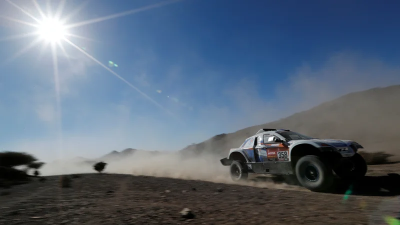 Fotografija: Philippe Boutron in sovoznik Mayeul Barbet med nastopom na reliju Dakar leta 2020. FOTO: Hamad I Mohammed/Reuters
