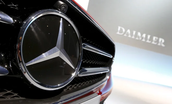 Pri določenih vozilih Mercedesovih modelov GLE/GLS, C, E, S, GLC, CLS in G z dizelskim motorjem ni izključen požar, so zapisali. FOTO: Michaela Rehle/Reuters
