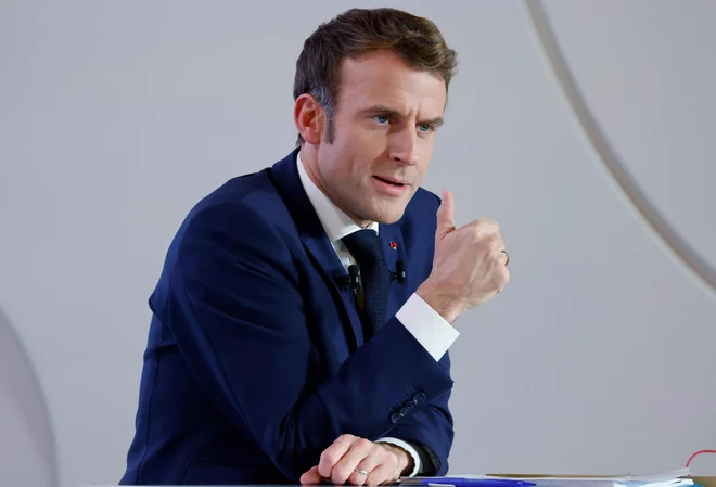Na oddelkih intenzivne nege po Macronovih besedah 85 odstotkov postelj zasedajo necepljeni. FOTO: Ludovic Marin/AFP