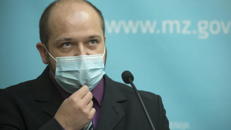 Fotografija: Minister Janez Poklukar je poudaril, da vstopamo v peti val s težkim bremenom mnogih hospitaliziranih v bolnišnicah. FOTO: Jure Eržen/Delo