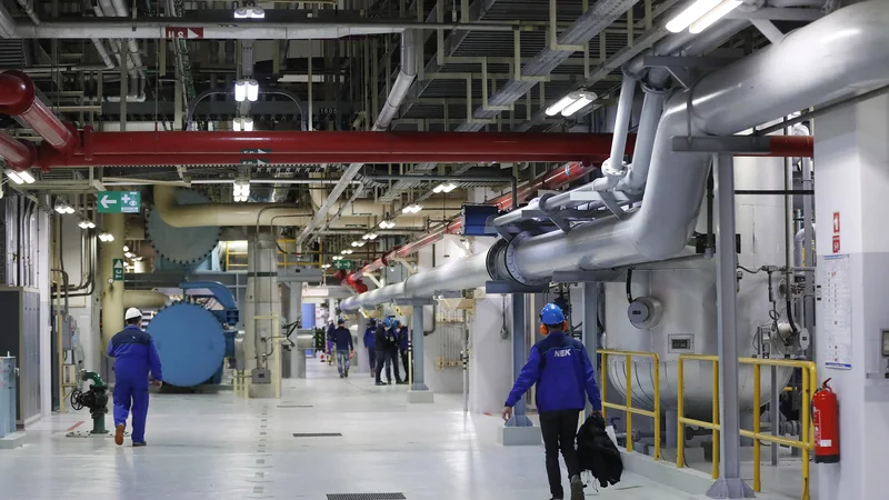 Fotografija: Približno 400 ton izrabljenega goriva je nastalo v jedrski elektrarni v 40 letih. FOTO: Leon Vidic/Delo