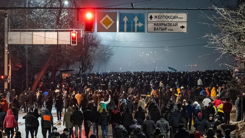 Fotografija: Epicenter protestov se je s severozahoda preselil v nekdanje glavno mesto in sedanjo gospodarsko prestolnico Almati. FOTO: Ruslan Prjanikov/AFP