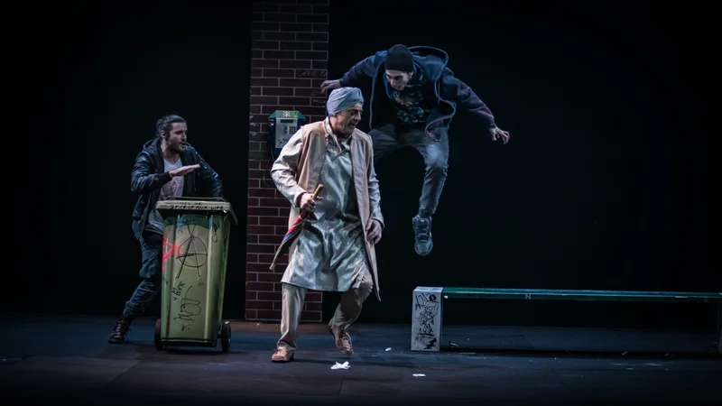 Fotografija: V koprski gledališki enodejanki bodo nastopili Blaž Popovski (Murph), Mak Tepšić (Joey) in Igor Štamulak (Gupta). FOTO: Jaka Varmuž/Gledališče Koper
