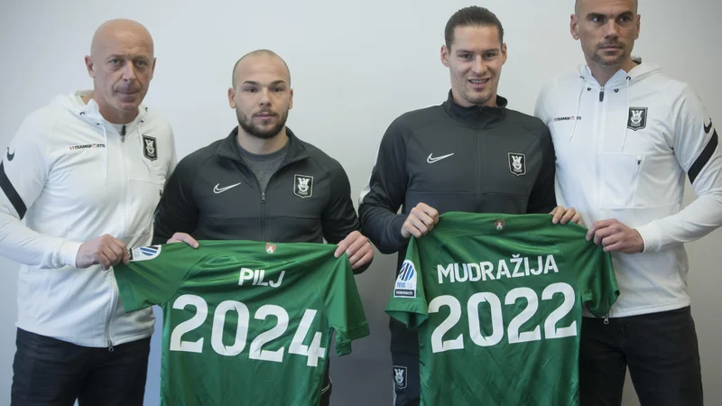 Fotografija: Dvojec, ki oblikuje moštvo NK Olimpija, Mladen Rudonja (levo) in Marin Skender (desno) sta predstavila prvi okrepitvi, Marina Piljo (2024) in Roberta Mudražijo. Foto Jure Eržen