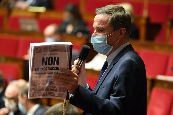 Potrdilo o cepljenju politično in družbeno razdvaja. FOTO&nbsp;Bertrand Guay/AFP
