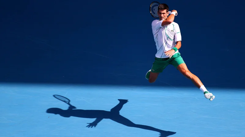 Fotografija: Novak Đoković je še v zraku, kaj bo z njegovim naskokom na deseto avstralsko lovoriko. FOTO: Kai Pfaffenbach/Reuters
