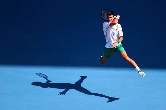 Novak Đoković je še v zraku, kaj bo z njegovim naskokom na deseto avstralsko lovoriko. FOTO: Kai Pfaffenbach/Reuters
