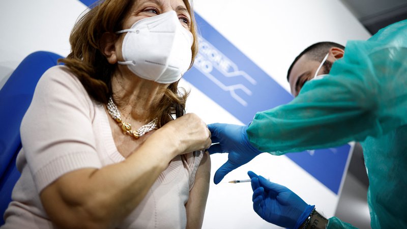 Fotografija: Cepljenje bo v Italiji po novem obvezno za starejše od 50 let. FOTO: Guglielmo Mangiapane/Reuters
