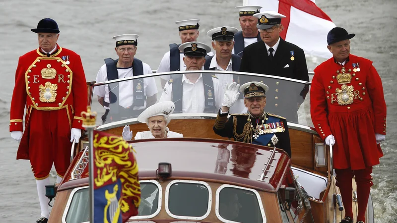 Fotografija: Tako sta kraljica Elizabeta II. in princ Filip mahala s Temze 3. junija 2012, ko je praznovala 60-letnico vladanja. FOTO: Andrew Winning/Reuters