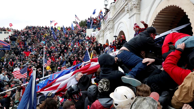 Fotografija: Več kot 700 udeležencev vdora v kongres 6. januarja lani je že prišlo v roke pravice. Foto Shannon Stapleton/Reuters