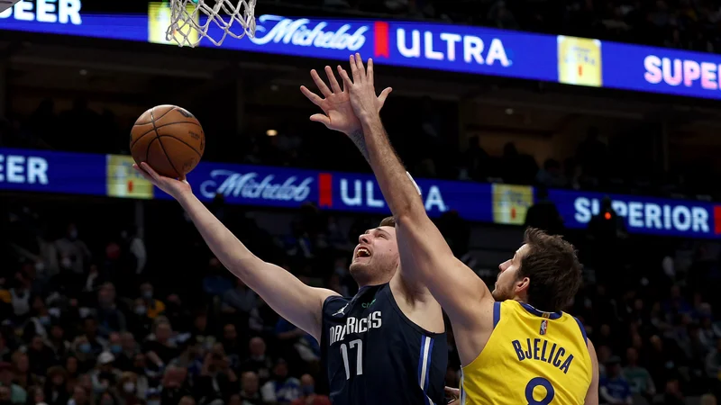 Fotografija: Ob prodoru Luke Dončića je bil takole nemolen tudi Nemanja Bjelica. FOTO: Tom Pennington/AFP