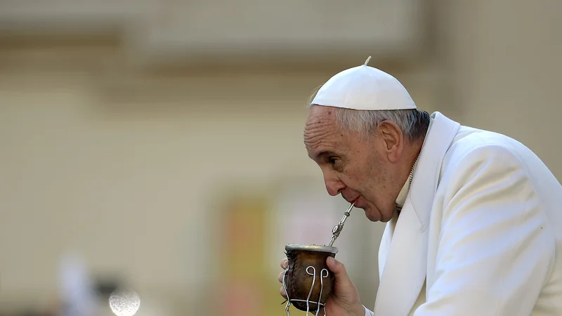Fotografija: Papež Frančišek pije tradicionalni aregentinski čaj mate med svojo tedensko splošno avdienco na Trgu svetega Petra v Vatikanu. FOTO: Filippo Monteforte Afp
