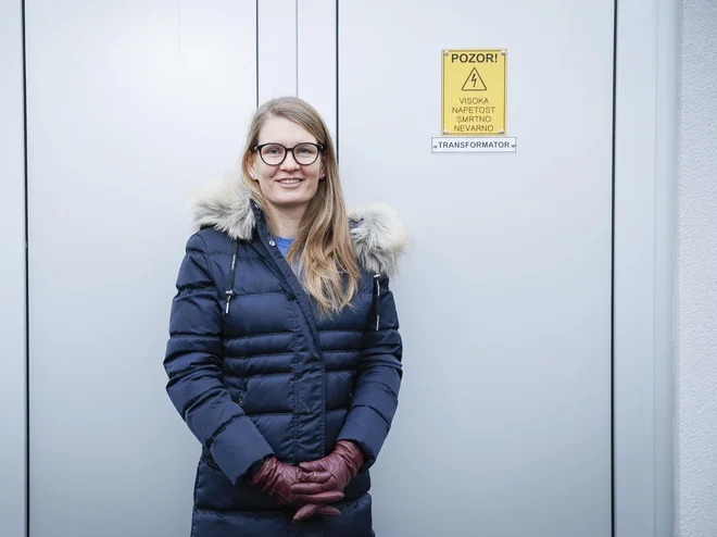 Nina Zalaznik išče rešitve, ki distribucijskim podjetjem pomagajo pri boljšem nadzoru in upravljanju nizkonapetostnega omrežja. FOTO: Jože Suhadolnik/Delo