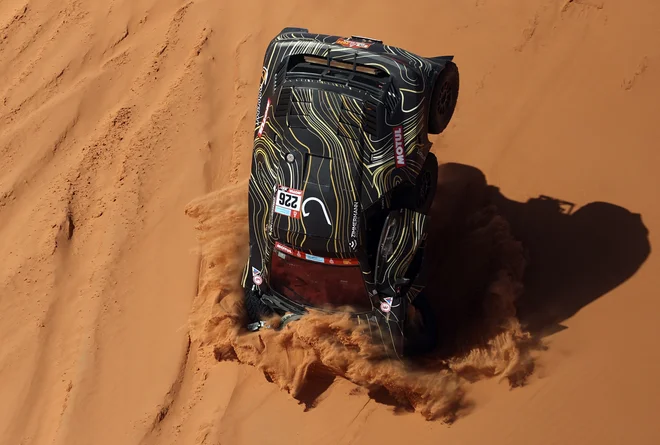 Na četrti etapi relija Dakar, ki poteka v Savdski Arabiji, sta imela nesrečo Guerlain Chicherit in sovoznik Alex Winocq. Foto: Hamad I Mohammed/Reuters
