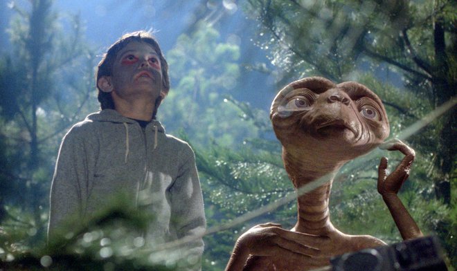 E. T. – vesoljček je zgodba o nenavadnem prijateljstvu med osamljenim dečkom Elliotom in prijaznim obiskovalcem z drugega planeta. FOTO: promocijsko gradivo
