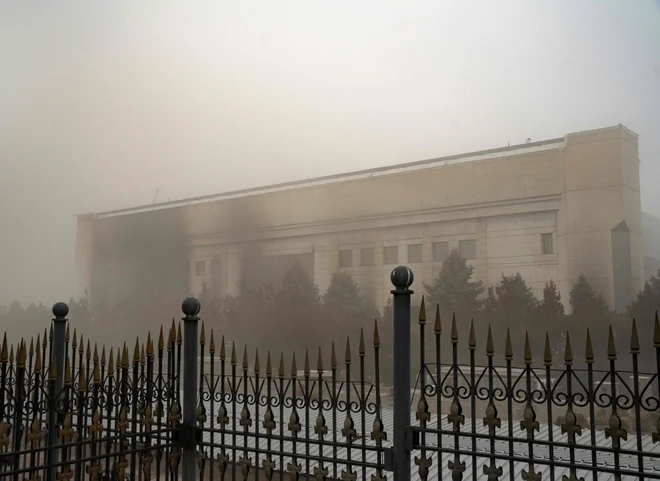 Zažgan vladni objekt v Almatyju. FOTO: Alexander Bogdanov/AFP

