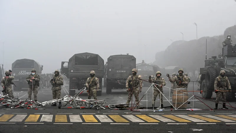 Fotografija: Vojska danes na glavnem tgru v Almatyju, prizorišču protivladnih protestov. FOTO: Mariya Gordeyeva/Reuters