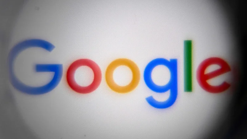 Fotografija: Francoski regulator področja informacijske tehnologije je Alphabet in Meta skupno oglobil s kaznijo 210 milijonov evrov zaradi zlorabe piškotkov. FOTO: Kirill Kudryavtsev/AFP