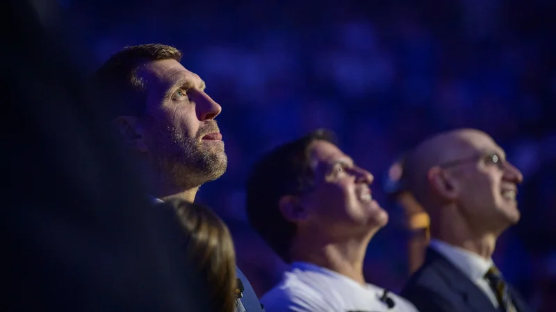 Fotografija: Dirk Nowitzki (levo) med poslovilno slovesnostjo ob lastniku franšize Dallas Mavericks, Mark Cubanu (v sredini), in komisarju NBA Adamu Silverju. FOTO: Jerome Miron/USA Today Sports
