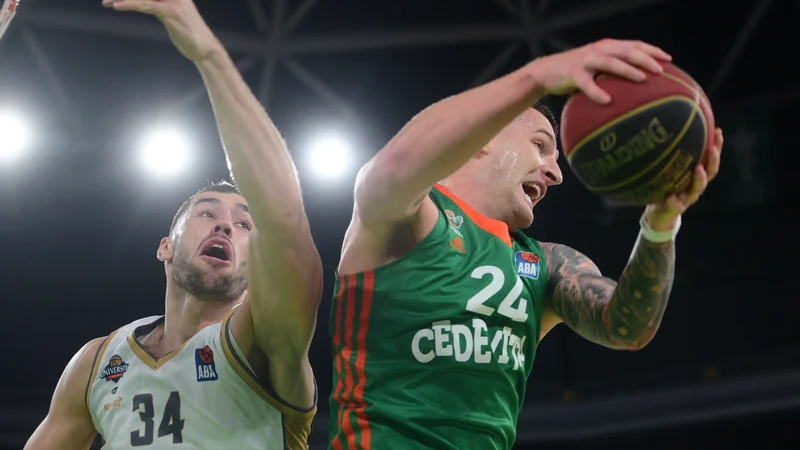 Fotografija: Alen Omić (z žogo) in soigralci v tem tednu ne bodo odigrali tekme v ligi ABA. FOTO: Aleš Fevžer/Cedevita Olimpija