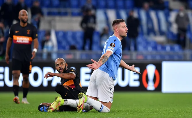 Sergej Milinković-Savić (desno) med tekmo evropske lige z Galatasarayem. FOTO: Jennifer Lorenzini/Reuters
