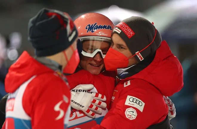 Avstrijci imajo novega skakalnega junaka: Daniel Huber proslavlja v objemu kolegov iz reprezentance. FOTO:&nbsp;Lisi Niesner/Reuters
