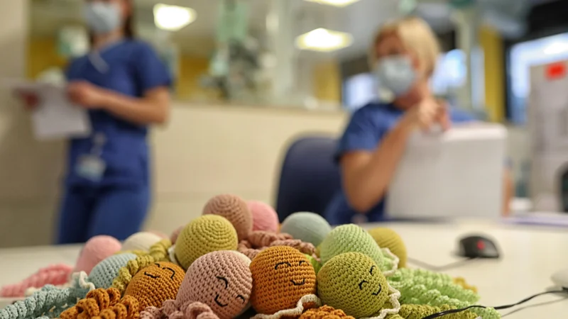 Fotografija: Slovensko javno zdravstvo je še vedno odlično, a se pod plaščem epidemije odvijajo procesi za njegovo poslabšanje. FOTO: Blaž Samec/Delo
