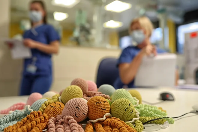 Slovensko javno zdravstvo je še vedno odlično, a se pod plaščem epidemije odvijajo procesi za njegovo poslabšanje. FOTO: Blaž&nbsp;Samec/Delo
