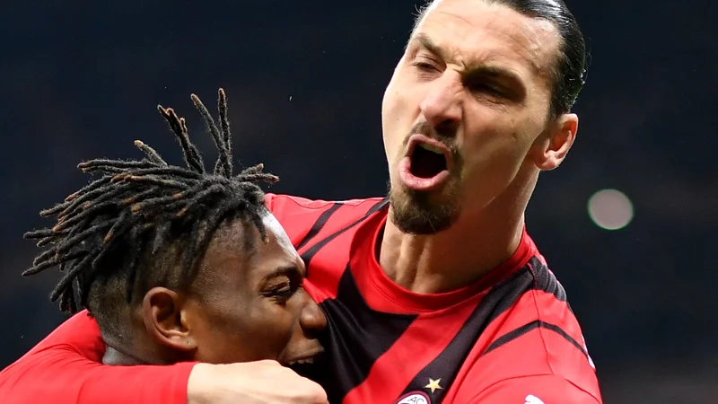 Fotografija: Zlatan Ibrahimović je podal in nato skočil v objem strelcu Rafaelu Leau. FOTO: Daniele Mascolo/Reuters
