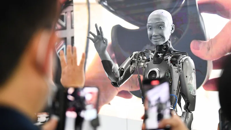 Fotografija: Prihodnost bo v fizičnem svetu vse bolj vključevala robote, poslovni procesi pa bodo uporabljali tudi umetno inteligenco. FOTO: Patrick T. Fallon/AFP
