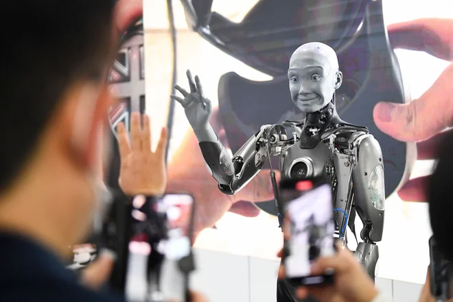 Prihodnost bo v fizičnem svetu vse bolj vključevala robote, poslovni procesi pa bodo uporabljali tudi umetno inteligenco. FOTO: Patrick T. Fallon/AFP
